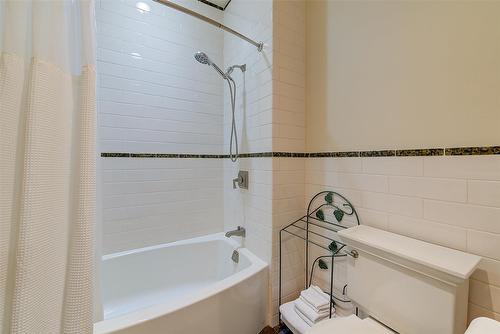 5335 Signet Crescent, Kelowna, BC - Indoor Photo Showing Bathroom