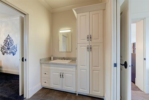 5335 Signet Crescent, Kelowna, BC - Indoor Photo Showing Bathroom