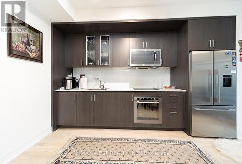 301 - 1575 Lakeshore Road W, Mississauga, ON - Indoor Photo Showing Kitchen