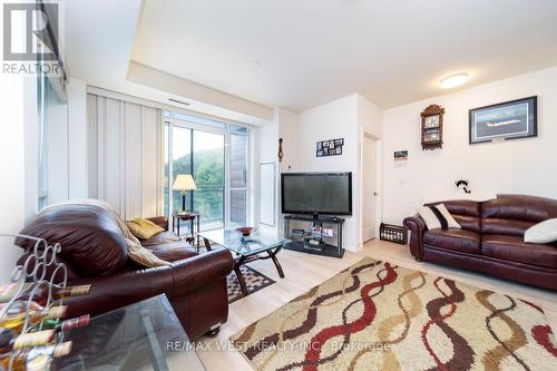 301 - 1575 Lakeshore Road W, Mississauga, ON - Indoor Photo Showing Living Room