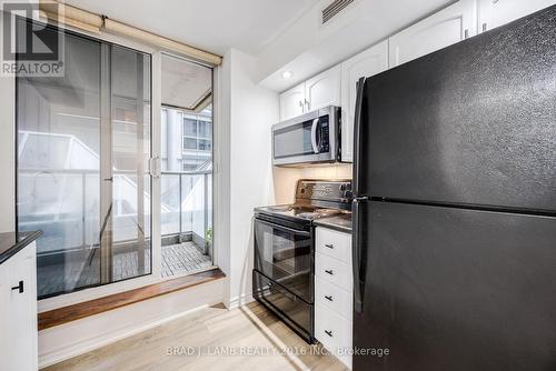 305 - 270 Wellington Street W, Toronto, ON - Indoor Photo Showing Kitchen