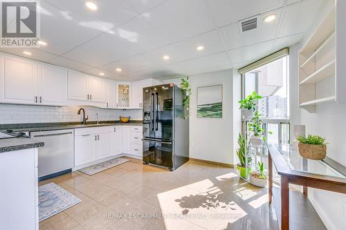 709 - 5090 Pinedale Avenue, Burlington, ON - Indoor Photo Showing Kitchen