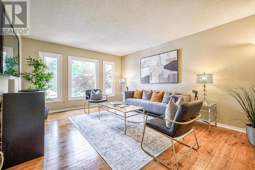 1348 Pilgrims Way, Oakville, ON - Indoor Photo Showing Living Room