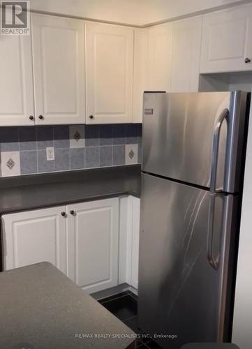 5882 Blue Spruce Avenue, Burlington, ON - Indoor Photo Showing Kitchen