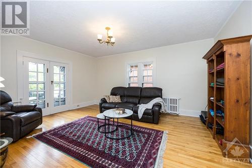 290 Clemow Avenue, Ottawa, ON - Indoor Photo Showing Living Room