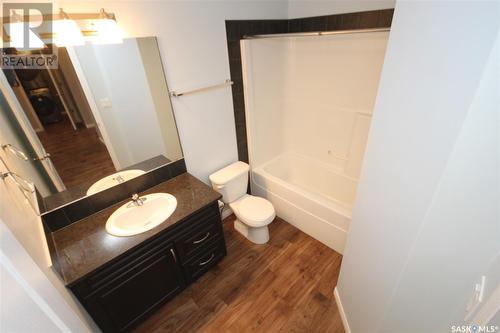 204 3818 Dewdney Avenue E, Regina, SK - Indoor Photo Showing Bathroom