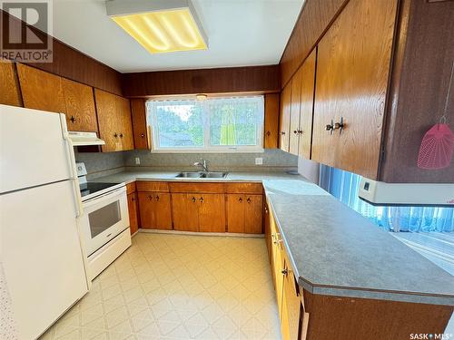 1027 7Th Street, Humboldt, SK - Indoor Photo Showing Kitchen With Double Sink