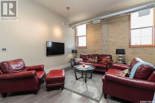 304 73 24Th Street E, Saskatoon, SK - Indoor Photo Showing Living Room