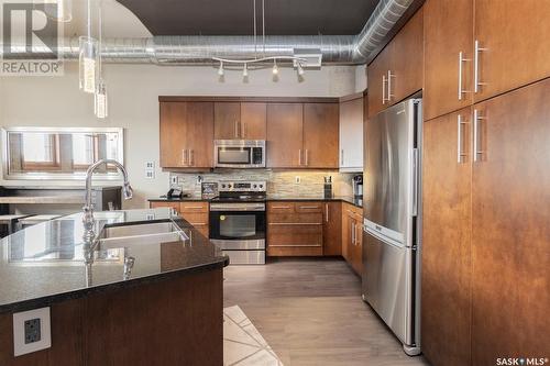 304 73 24Th Street E, Saskatoon, SK - Indoor Photo Showing Kitchen With Double Sink With Upgraded Kitchen