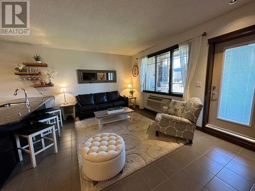 700 Bighorn Boulevard Unit# 712, Radium Hot Springs, BC - Indoor Photo Showing Living Room