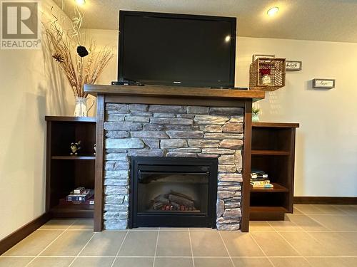 700 Bighorn Boulevard Unit# 712, Radium Hot Springs, BC - Indoor Photo Showing Living Room With Fireplace