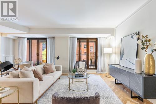 517 - 55 Front Street E, Toronto, ON - Indoor Photo Showing Living Room