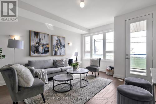 613 Port Darlington Road, Clarington, ON - Indoor Photo Showing Living Room