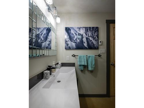 206 Vernon Street, Nelson, BC - Indoor Photo Showing Bathroom