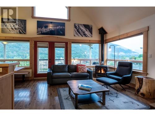 206 Vernon  Street, Nelson, BC - Indoor Photo Showing Living Room