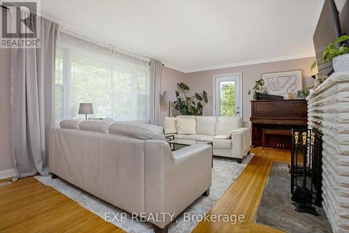 262 Alscot Crescent, Oakville, ON - Indoor Photo Showing Living Room