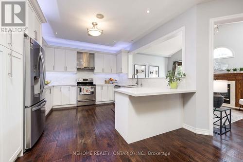 2066 Helmsley Avenue, Oakville, ON - Indoor Photo Showing Kitchen With Upgraded Kitchen