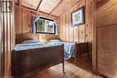 1950 Shore Lane, Wasaga Beach, ON - Indoor Photo Showing Bedroom