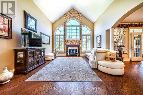 18 Wolford Court, Georgina (Historic Lakeshore Communities), ON - Indoor Photo Showing Living Room With Fireplace