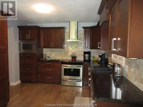 69 Monarch Drive, Chatham, ON - Indoor Photo Showing Kitchen With Upgraded Kitchen