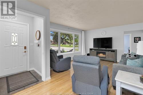 1035 Riverdale, Windsor, ON - Indoor Photo Showing Living Room