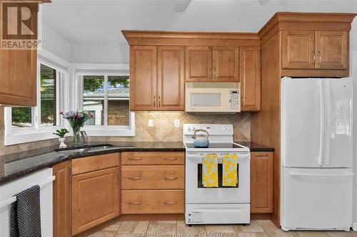 1035 Riverdale, Windsor, ON - Indoor Photo Showing Kitchen