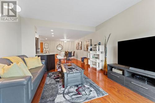 4789 Riverside Drive Unit# 1206, Windsor, ON - Indoor Photo Showing Living Room