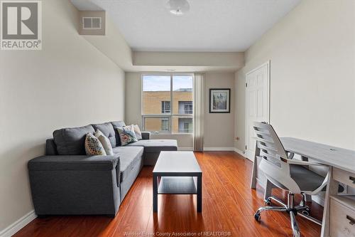 4789 Riverside Drive Unit# 1206, Windsor, ON - Indoor Photo Showing Living Room