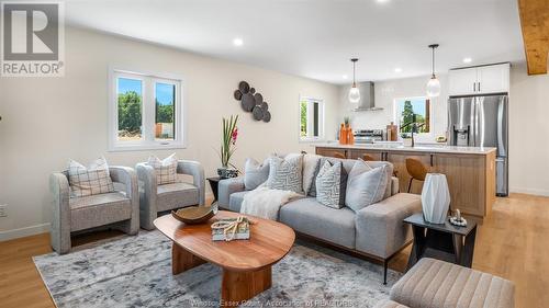 566 Texas Road, Amherstburg, ON - Indoor Photo Showing Living Room