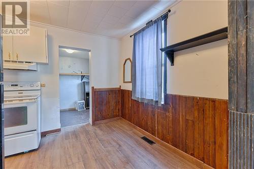 131 Patrick Avenue, Renfrew, ON - Indoor Photo Showing Kitchen