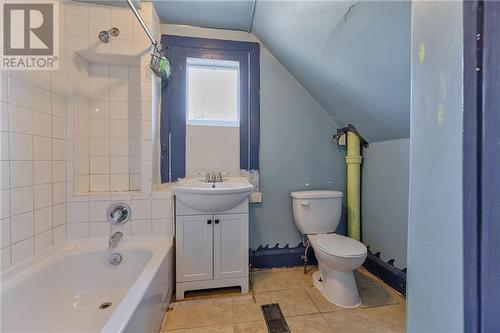 131 Patrick Avenue, Renfrew, ON - Indoor Photo Showing Bathroom