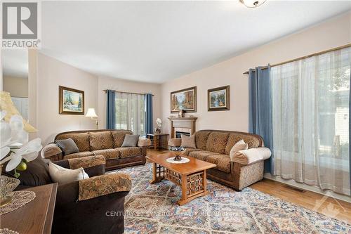 235 Station Boulevard, Ottawa, ON - Indoor Photo Showing Living Room