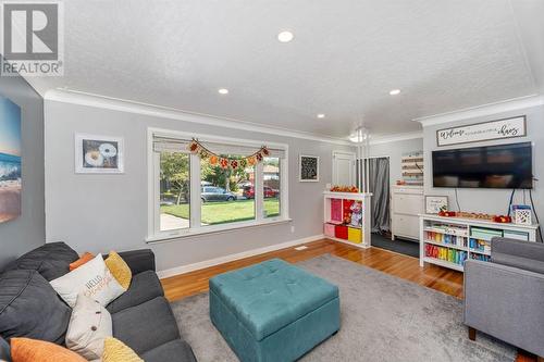 1105 Capri Street, Sarnia, ON - Indoor Photo Showing Living Room