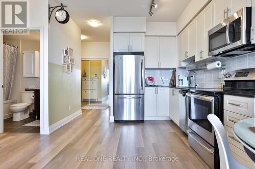 819 - 7167 Yonge Street S, Markham (Thornhill), ON - Indoor Photo Showing Kitchen With Upgraded Kitchen