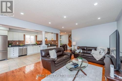 17 Frontenac Crescent, Brampton (Fletcher'S Meadow), ON - Indoor Photo Showing Living Room