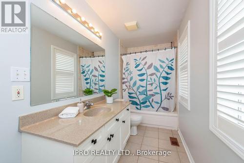 17 Frontenac Crescent, Brampton (Fletcher'S Meadow), ON - Indoor Photo Showing Bathroom