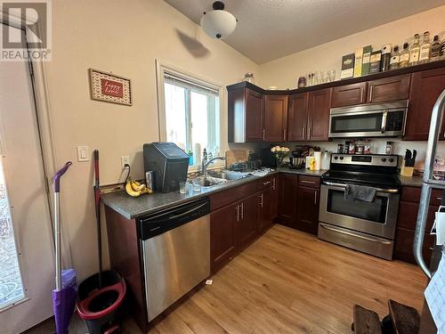 1528 117 Avenue, Dawson Creek, BC - Indoor Photo Showing Kitchen With Double Sink