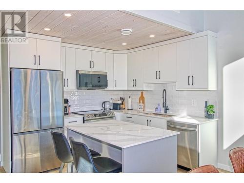 6845 Santiago Loop, Kelowna, BC - Indoor Photo Showing Kitchen With Upgraded Kitchen