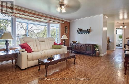 6 Kawartha Crescent, Kawartha Lakes, ON - Indoor Photo Showing Living Room