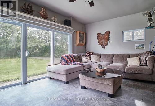 6 Kawartha Crescent, Kawartha Lakes, ON - Indoor Photo Showing Living Room