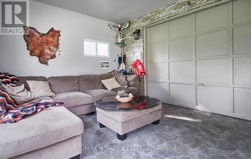 6 Kawartha Crescent, Kawartha Lakes, ON - Indoor Photo Showing Living Room