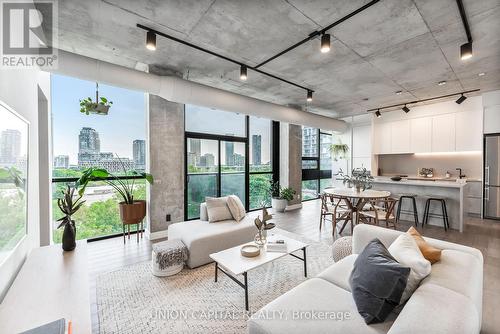 512 - 60 Bathurst Street, Toronto, ON - Indoor Photo Showing Living Room