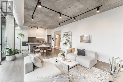 512 - 60 Bathurst Street, Toronto, ON - Indoor Photo Showing Living Room