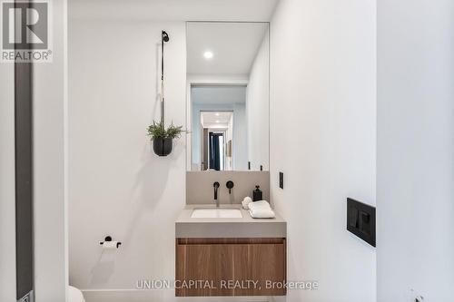 512 - 60 Bathurst Street, Toronto (Niagara), ON - Indoor Photo Showing Bathroom