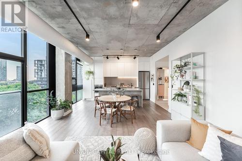 512 - 60 Bathurst Street, Toronto, ON - Indoor Photo Showing Living Room