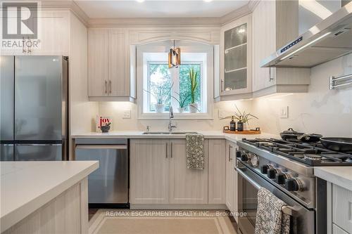 1017 Plains View Avenue, Burlington, ON - Indoor Photo Showing Kitchen With Stainless Steel Kitchen With Upgraded Kitchen