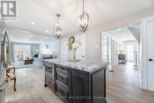 40 Fountainbridge Drive, Caledon, ON - Indoor Photo Showing Kitchen With Upgraded Kitchen