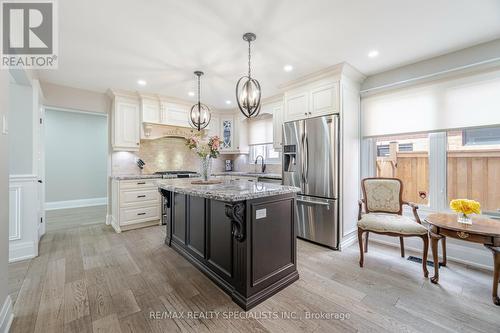 40 Fountainbridge Drive, Caledon, ON - Indoor Photo Showing Kitchen With Upgraded Kitchen