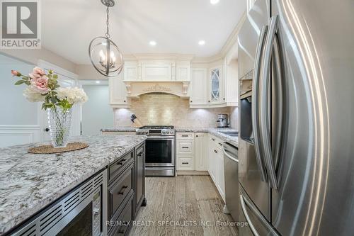 40 Fountainbridge Drive, Caledon, ON - Indoor Photo Showing Kitchen With Upgraded Kitchen