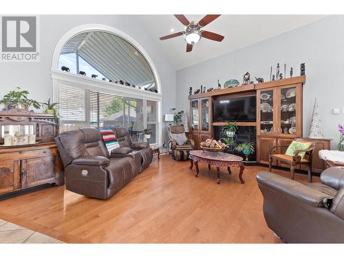 1124 Fairview Road, Oliver, BC - Indoor Photo Showing Living Room